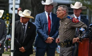 Si Policia e Teksasit ndryshoi më shumë se 10 herë ‘raportimin’ rreth asaj që ndodhi gjatë të shtënave në një shkollë, ku u vranë 19 fëmijë