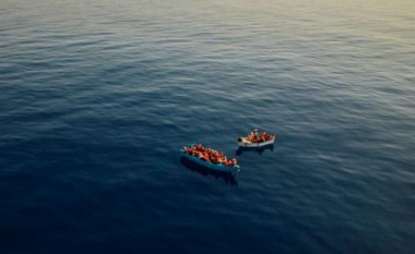 Shtatëdhjetë e pesë të zhdukur në Tunizi pas fundosjes së anijes me imigrantë