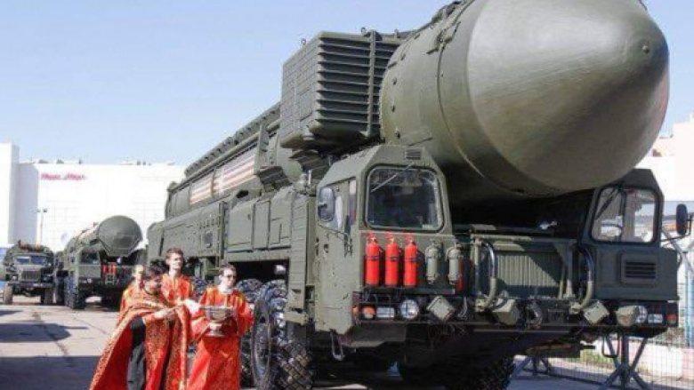 Edhe kjo ndodh në Rusi: Priftërinjtë bekojnë raketat