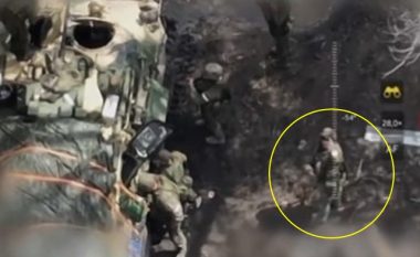 Ushtari rus i tregon gishtin e mesit, droni i Ukrainës “i përgjigjet” duke goditur tankun pranë tij