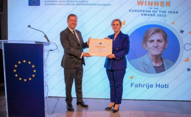 Fahrije Hoti pranon çmimin “Evropiania e Vitit 2022” nga ambasadori Szunyog