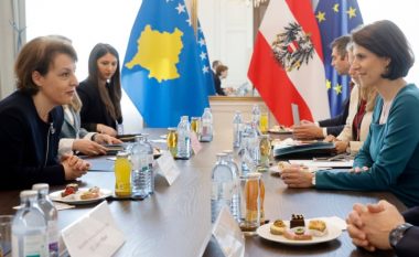 Ministrja austriake për Evropë: Është koha që Kosovës përfundimisht t’i hiqen vizat