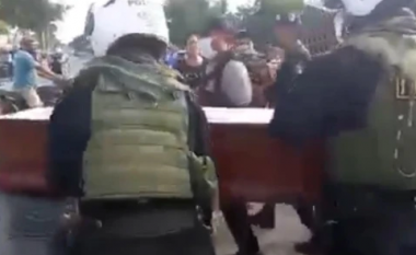 Gruaja ‘e vdekur’ në Peru ‘troket’ arkivolin, gjatë funeralit të saj – familjarët e shokuar e dërgojnë me shpejtësi në spital