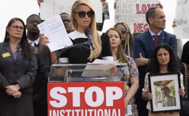 Rrëfeu abuzimet në shkollë, Paris Hilton lobon vazhdimisht për ndryshim