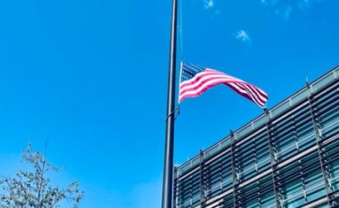 Flamuri në gjysmështizë në Ambasadën amerikane në Prishtinë, në nderim të viktimave në Teksas