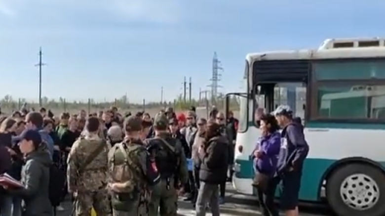 Nën tytat e armëve, rusët po i detyrojnë ukrainasit të evakuohen drejt Rusisë
