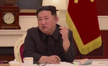 Kim Jong Un “nuk i ndahej cigares” teksa ishte duke qortuar zyrtarët për përgjigjen e “dobët” ndaj rasteve me COVID-19