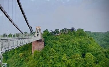 Dy parashutistë janë parë duke u hedhur nga një urë e Anglisë