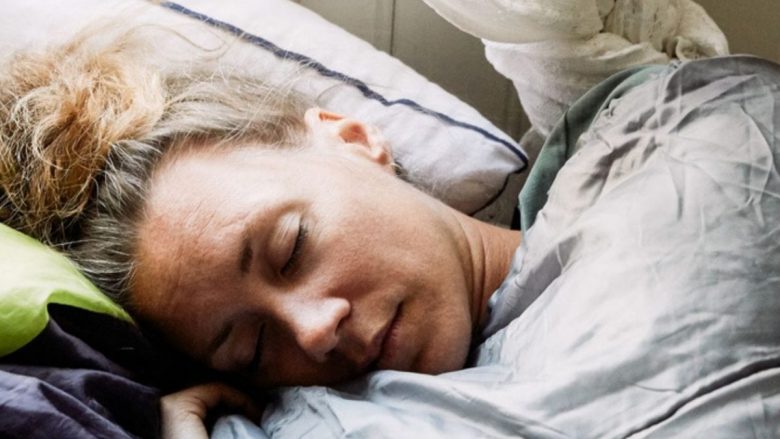 Studimi zbulon lidhjen e gjumit me peshën tonë trupore
