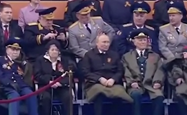 Putini është parë duke çaluar në "Ditën e Fitores" gjithashtu i mbuluar me një qebe derisa ishte ulur