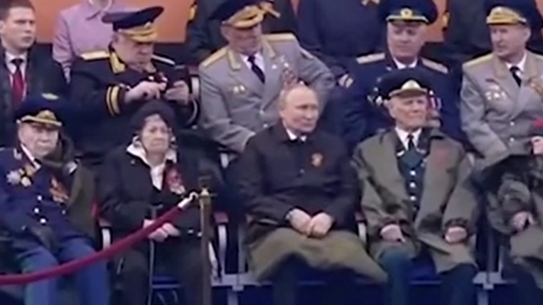 Putini është parë duke çaluar në “Ditën e Fitores” gjithashtu i mbuluar me një qebe derisa ishte ulur