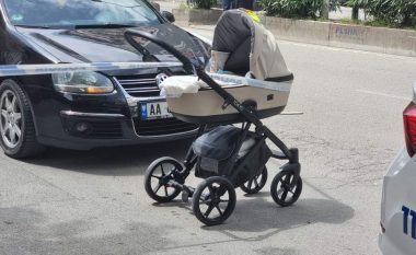 Aksidentoi një çift me foshnjën e tyre teksa po kalonin rrugën në Tiranë, arrestohet ngasesi i automjetit