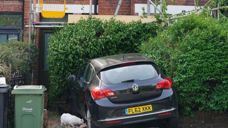 Një veturë u përplas në pjesën e përparme të shtëpisë së Boris Johnson në jug të Londrës