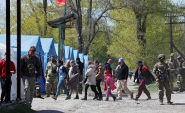 Civilët ukrainas të evakuuar nga fabrika Azovstal dërgohen në një fshat në lindje të Mariupolit