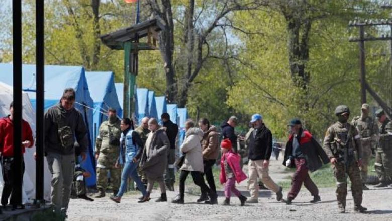 Civilët ukrainas të evakuuar nga fabrika Azovstal dërgohen në një fshat në lindje të Mariupolit