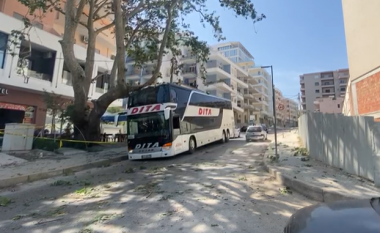 Autobusi me turistë nga Kosova përplaset me pemën në Vlorë, raportohen vetëm dëme materiale