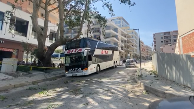 Autobusi me turistë nga Kosova përplaset me pemën në Vlorë, raportohen vetëm dëme materiale