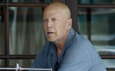 Bruce Willis shihet teksa shijon një drekë në Los Angeles dhe kalon kohë me vajzat e tij gjashtë javë pasi u tërhoq nga aktrimi për shkak të diagnozës së afazisë