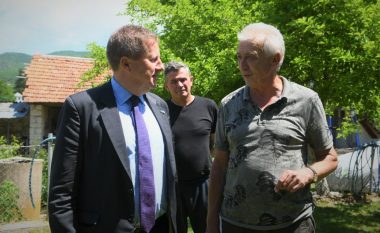 Shefi i BE-së viziton një fshat në Vushtrri të banuar me shumicë serbe