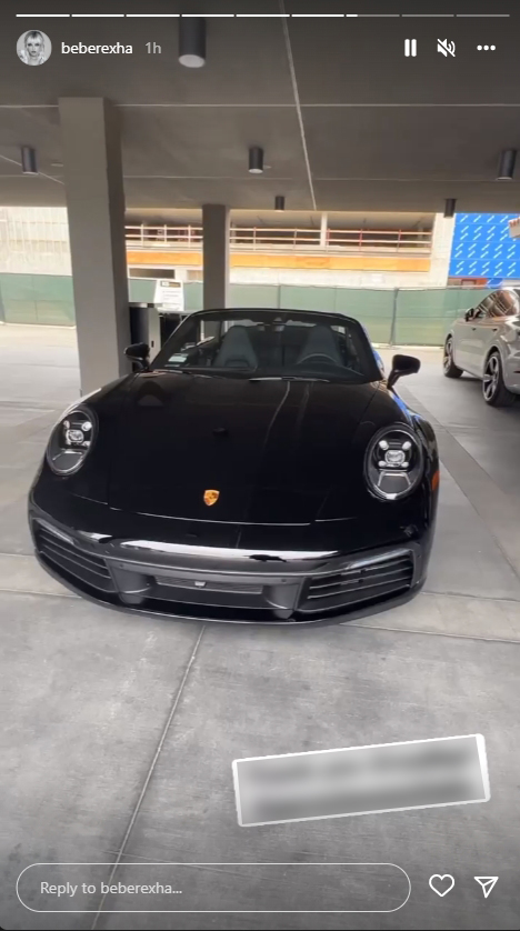 Bebe Rexha bëhet me “Porsche”, iu prezanton fansave veturën e saj luksoze  të re - Njeshi