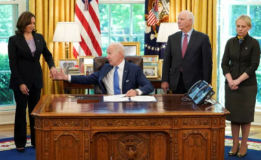 Biden nënshkruan urdhrin që përshpejton procesin e dërgimit të armëve në Ukrainë