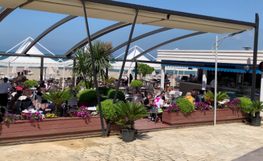 Mungesë punëtorësh gjatë sezonit turistik në Durrës, shkak largimi i të rinjve