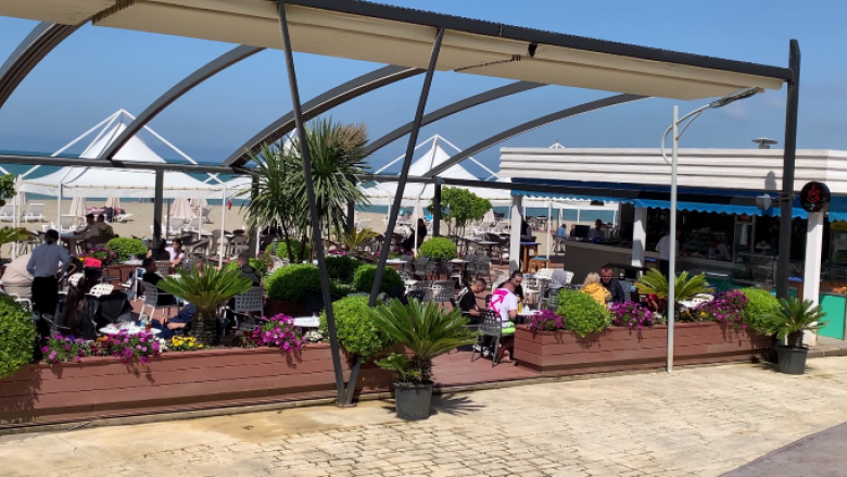 Mungesë punëtorësh gjatë sezonit turistik në Durrës, shkak largimi i të rinjve