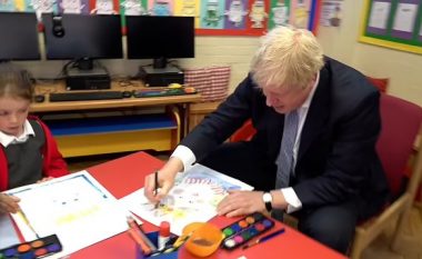 Kryeministri britanik tregon aftësitë artistike gjatë vizitës në një shkollë të Londrës