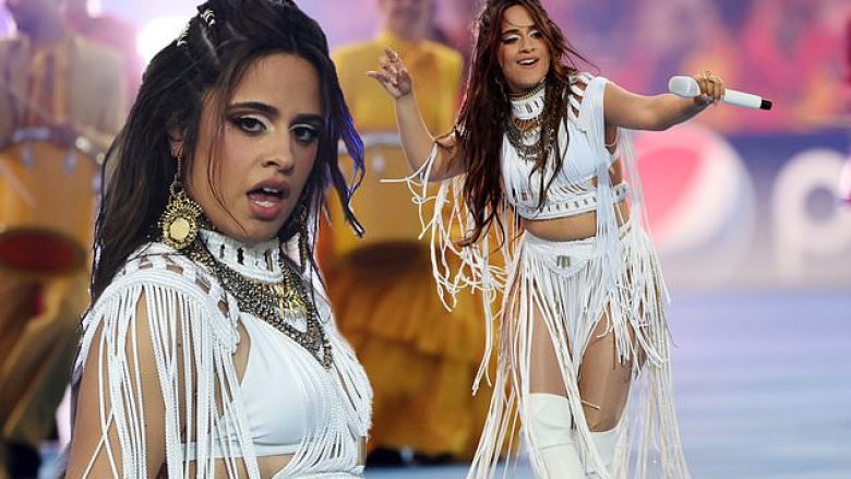 Të nervozuar nga kaosi i biletave, tifozët e finales shanë dhe ofenduan rëndë Camila Cabellon gjatë ceremonisë hapëse