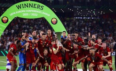 Festa e lojtarëve të Romës në Tiranë me trofeun e Ligës së Konferencës