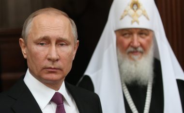 Papa kritikon patriarkun rus: Mos u bëni “djaloshi i altarit të Putinit”