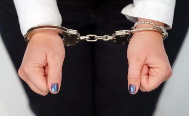 Dyshohet se keqtrajtoi tre fëmijët e saj, arrestohet një grua në Podujevë e më pas lirohet në procedurë të rregullt