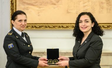 Për herë të parë në hierarkinë e FSK-së një grua, presidentja Osmani e gradon Irfete Spahiun Gjeneralmajore dhe Inspektore Gjenerale