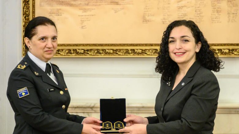 Për herë të parë në hierarkinë e FSK-së një grua, presidentja Osmani e gradon Irfete Spahiun Gjeneralmajore dhe Inspektore Gjenerale