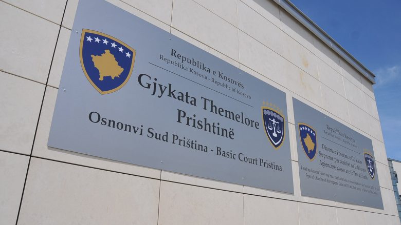 Kanosën një person, gjykata i obligon dy të pandehurit që në largësi prej 500 metrash të mos i afrohen të dëmtuarit