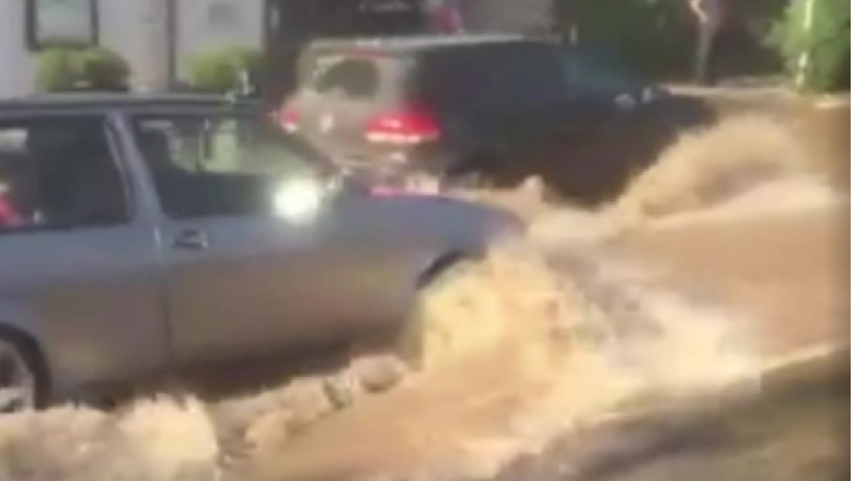 Prizreni vërshohet nga uji pas shpërthimit të gypit