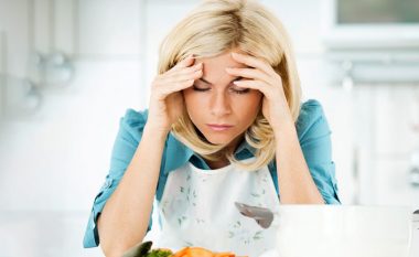 Keni shpesh dhimbje koke pasi keni ngrënë? Një simptomë mund të tregojë një sëmundje të rëndë