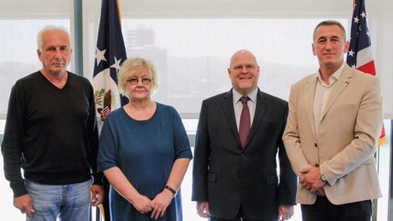 Ambasadori amerikan takon përfaqësuesit e serbëve në Kosovë