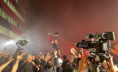 Momenti kur Ibrahimovic elektrizon tifozët e Milanit me prezantimin e Scudettos dhe fjalimin e fuqishëm