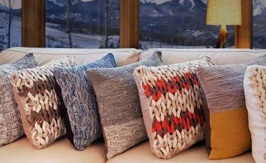 Përdorni një fshesë me korrent për të freskuar jastëkët dekorativë në shtëpinë tuaj