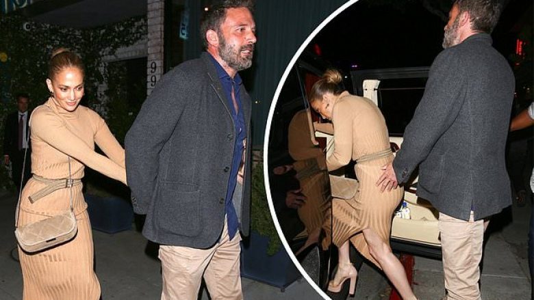 Ben Affleck fotografohet nga paparacët duke prekur të pasmet e Jennifer Lopezit teksa e hipë në veturë