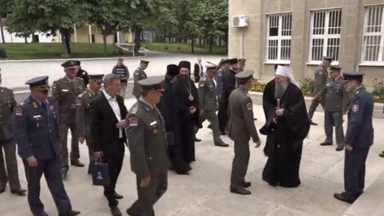 Çanak kritikon pagëzimit e Ushtrisë serbe: Forcat e Armatosura po përdorën nga Kisha Ortodokse