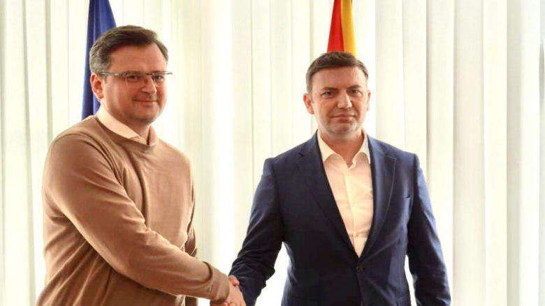 Osmani bisedë telefonike me Kuleban: Maqedonia e Veriut shpreh mbështetje të fortë për Ukrainën