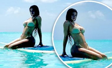 Kylie Jenner duket në super formë, ndërsa pozon me bikini në plazh vetëm 12 javë pas lindjes