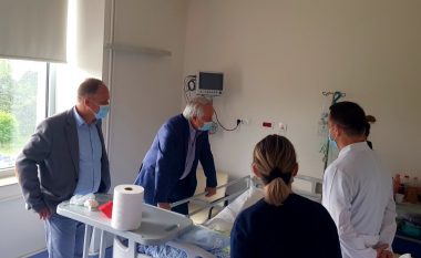 Ministri Latifi bashkë me Krasniqin vizitojnë disa klinika në QKUK