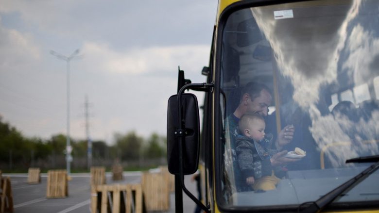 Arrijnë në Zaporizhzhia të evakuarit e parë nga fabrika e çelikut Azovstal