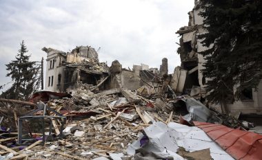AP: Gati 600 njerëz vdiqën në bombardimin e teatrit në Mariupol - dy herë më shumë sesa mendohej