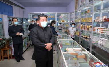 Qytetarëve të Koresë së Veriut u është thënë ‘të bëjnë gargarë me ujë të kripur për t'u shëruar nga coronavirusi’ - ndërsa Kim Jong Un përballet me një dilemë