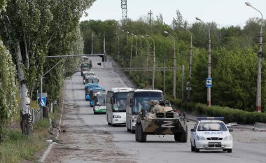 Luftëtarët e dorëzuar të Azovit dërgohen në një qytet ukrainas të kontrolluar nga rusët - ata mund të dalin para drejtësisë së Rusisë