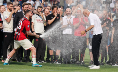 Ibrahimovic duke pirë puro, lotët e Leaos: Momentet më të mira nga festimet për titull të Milanit